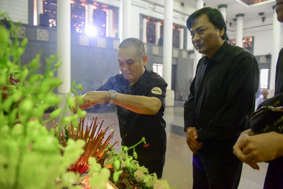 Nghệ sĩ nghẹn ngào tiễn biệt đạo diễn Phạm Đông Hồng - 10 Nghệ sĩ nghẹn ngào tiễn biệt đạo diễn Phạm Đông Hồng - 10