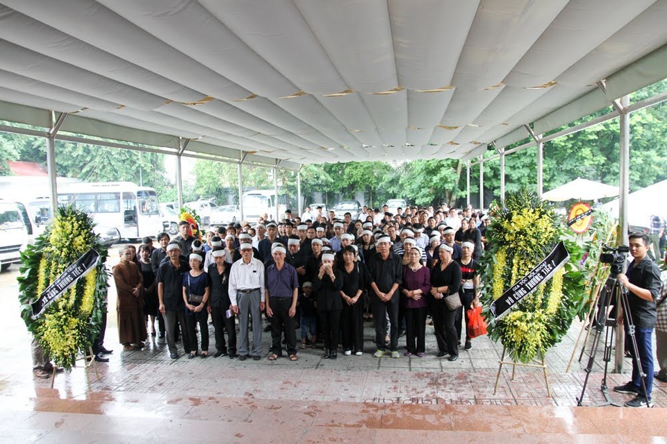 Nghệ sĩ nghẹn ngào tiễn biệt đạo diễn Phạm Đông Hồng - 2 Đông đảo người thân, nghệ sĩ, bạn bè, khán giả... đã đến tiễn đưa đạo diễn Phạm Đông Hồng về nơi an nghỉ cuối cùng.
