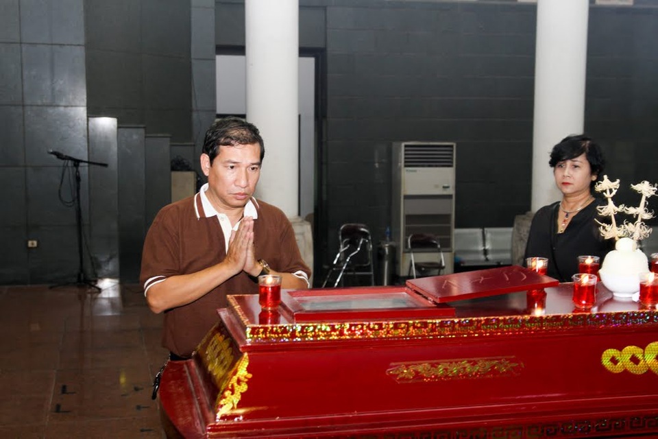 Nghệ sĩ nghẹn ngào tiễn biệt đạo diễn Phạm Đông Hồng - 4 Nghệ sĩ nghẹn ngào tiễn biệt đạo diễn Phạm Đông Hồng - 4