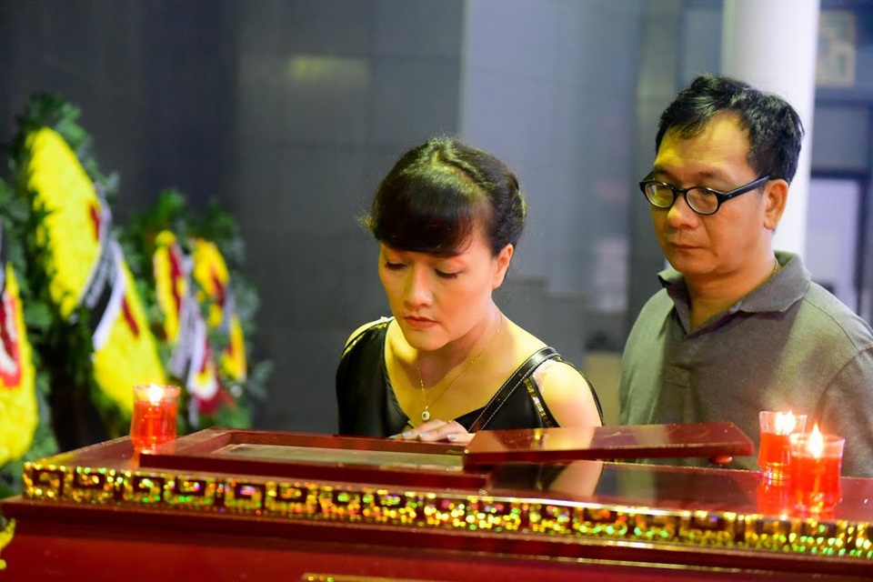 Nghệ sĩ nghẹn ngào tiễn biệt đạo diễn Phạm Đông Hồng - 13 Diễn viên Vân Dung và NSƯT Đức Khuê.