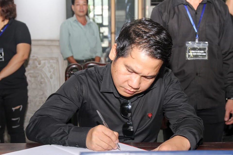 Nghệ sĩ nghẹn ngào tiễn biệt đạo diễn Phạm Đông Hồng - 21 Ca sĩ Trọng Tấn.
