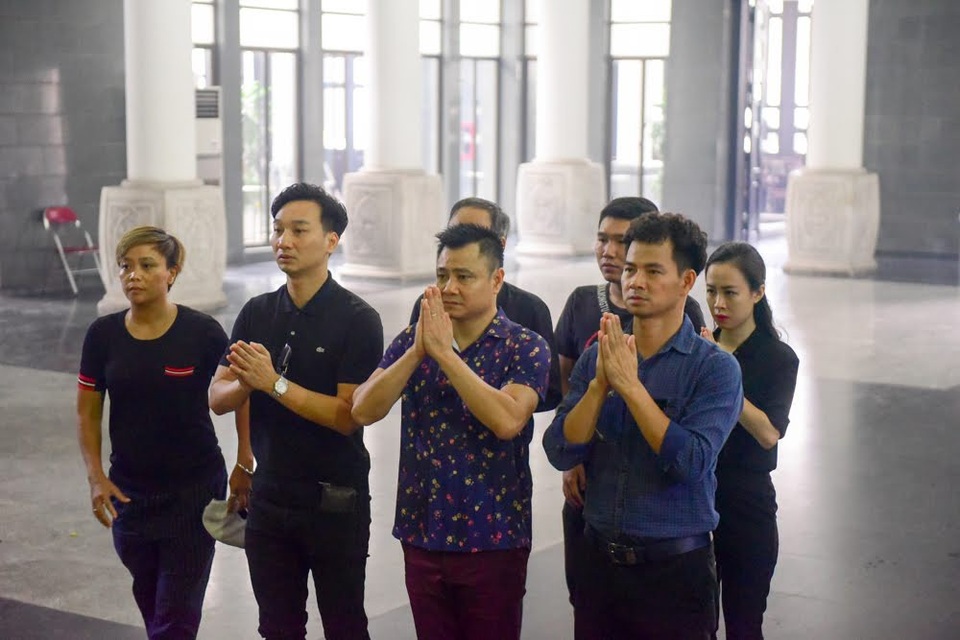 Nghệ sĩ nghẹn ngào tiễn biệt đạo diễn Phạm Đông Hồng - 8 Đông đảo nghệ sĩ khóc thương đạo diễn Phạm Đông Hồng.