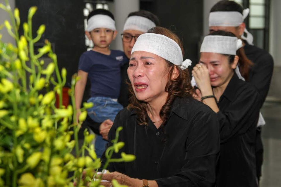 Nghệ sĩ nghẹn ngào tiễn biệt đạo diễn Phạm Đông Hồng - 12
Vợ cùng các con của đạo diễn Phạm Đông Hồng khóc nấc trước linh cữu của ông.