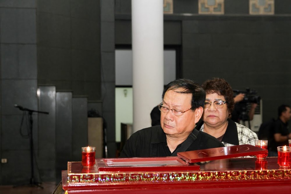 Nghệ sĩ nghẹn ngào tiễn biệt đạo diễn Phạm Đông Hồng - 5 NSƯT Minh Vượng, NSƯT Quang Thắng, NSƯT Tiến Đạt nghẹn ngào và thẫn thờ khi nhìn mặt người quá cố.