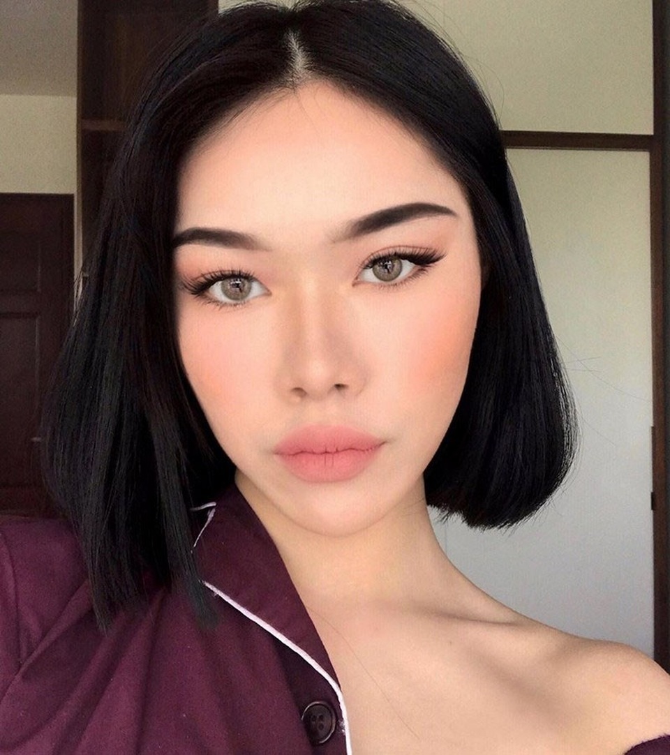 Thiếu nữ Việt xinh đẹp bị nhầm là... con lai - 1 Ấn tượng đầu tiên mà Trần Thị Trà My để lại cho người đối diện chính là đôi mắt sâu “hút hồn”, sống mũi cao vút và thần thái “chuẩn chỉnh”. Dáng người dong dỏng, thanh mảnh cùng phong cách thời trang trẻ trung, ấn tượng, Trà My ngày càng làm mới bản thân bởi với cô cái đẹp là không có giới hạn.