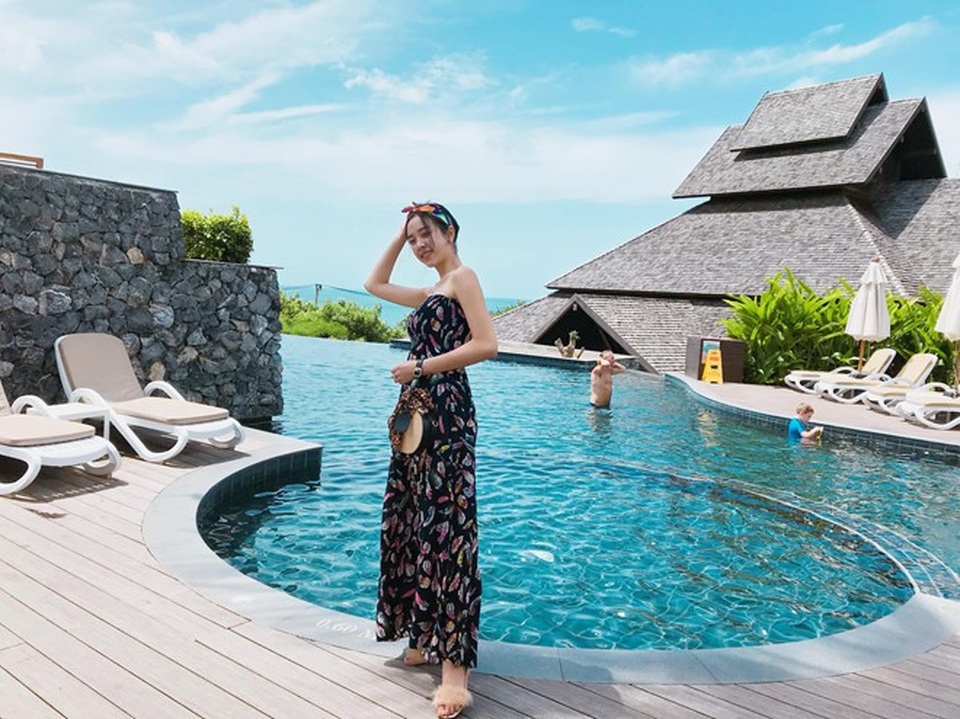 Điều ít biết về tân Á hậu cao 1m68, có vẻ mặt hao hao Dương Trương Thiên Lý - 11 Thuý An rất thích đi du lịch. Trên trang cá nhân của cô thường chia sẻ hình ảnh cô check in tại những địa điểm du lịch nổi tiếng của Việt Nam.