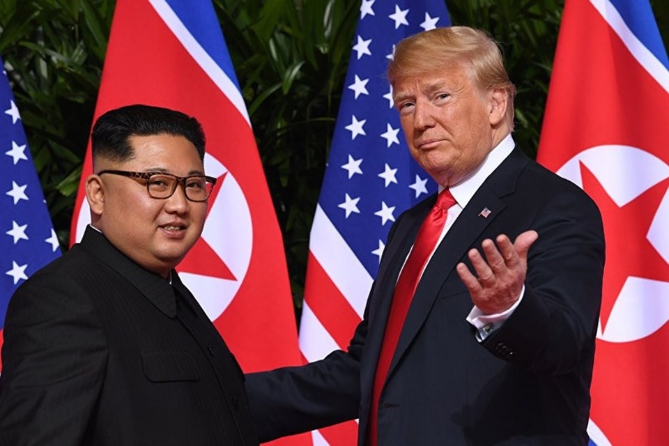 Ông Kim Jong-un nói cuộc gặp với ông Trump giúp ổn định khu vực - 1
Tổng thống Mỹ Donald Trump và nhà lãnh đạo Triều Tiên Kim Jong-un tại hội nghị thượng đỉnh hồi tháng 6 ở Singapore. (Ảnh: Reuters)