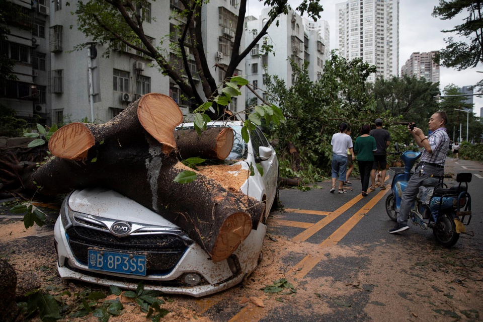 Cảnh tượng ngổn ngang tại những nơi siêu bão Mangkhut càn quét - 16 (Ảnh: Reuters)