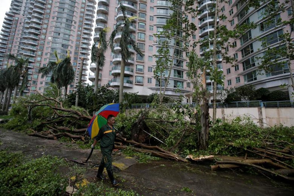 Cảnh tượng ngổn ngang tại những nơi siêu bão Mangkhut càn quét - 13 (Ảnh: Reuters)