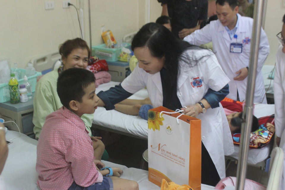 Bộ trưởng Y tế trao quà Trung thu cho bệnh nhân ung thư - 1 Bộ trưởng Y tế trao quà Trung thu cho bệnh nhân ung thư - 1