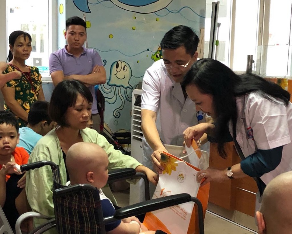 Bộ trưởng Y tế trao quà Trung thu cho bệnh nhân ung thư - 3 Bộ trưởng Y tế trao quà Trung thu cho bệnh nhân ung thư - 3