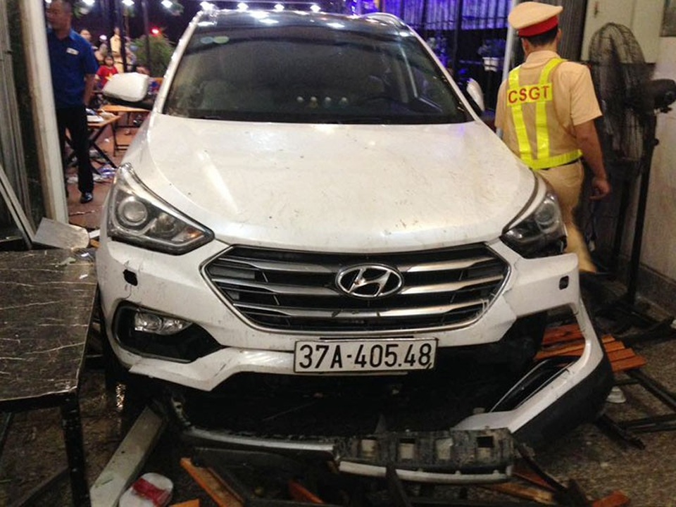 SantaFe lao vào quán nhậu đâm 6 người bị thương - 2 Chiếc xe bị hư hỏng khi đâm vào quán.