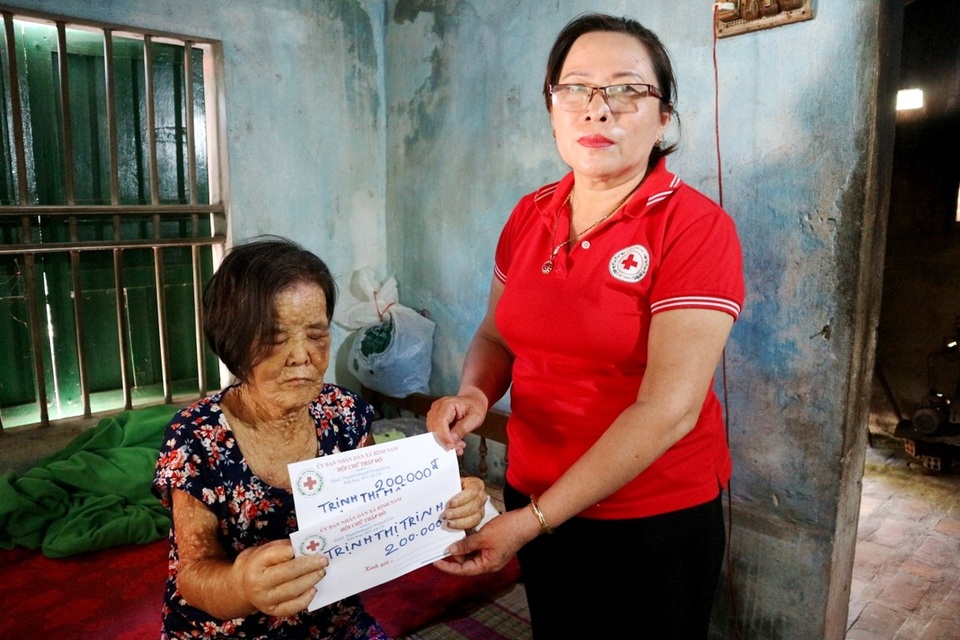 Đại diện Hội chữ thập đỏ xã Bình Nam trao tiền ủng hộ 400 ngàn đồng của các mạnh thường quân để giúp đỡ thêm cho gia đình bà Quân