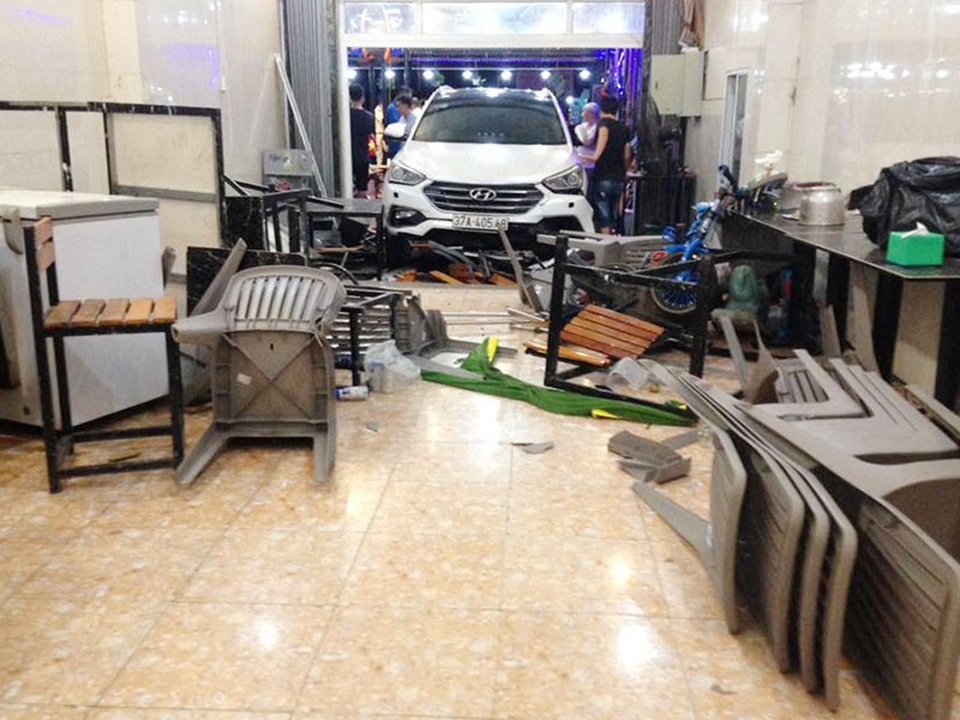 SantaFe lao vào quán nhậu đâm 6 người bị thương - 1 Hiện trường xảy ra sự việc