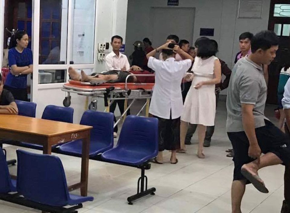 SantaFe lao vào quán nhậu đâm 6 người bị thương - 3 Các nạn nhân được đưa vào cấp cứu tại Bệnh viện Đa khoa thị xã Kỳ Anh.