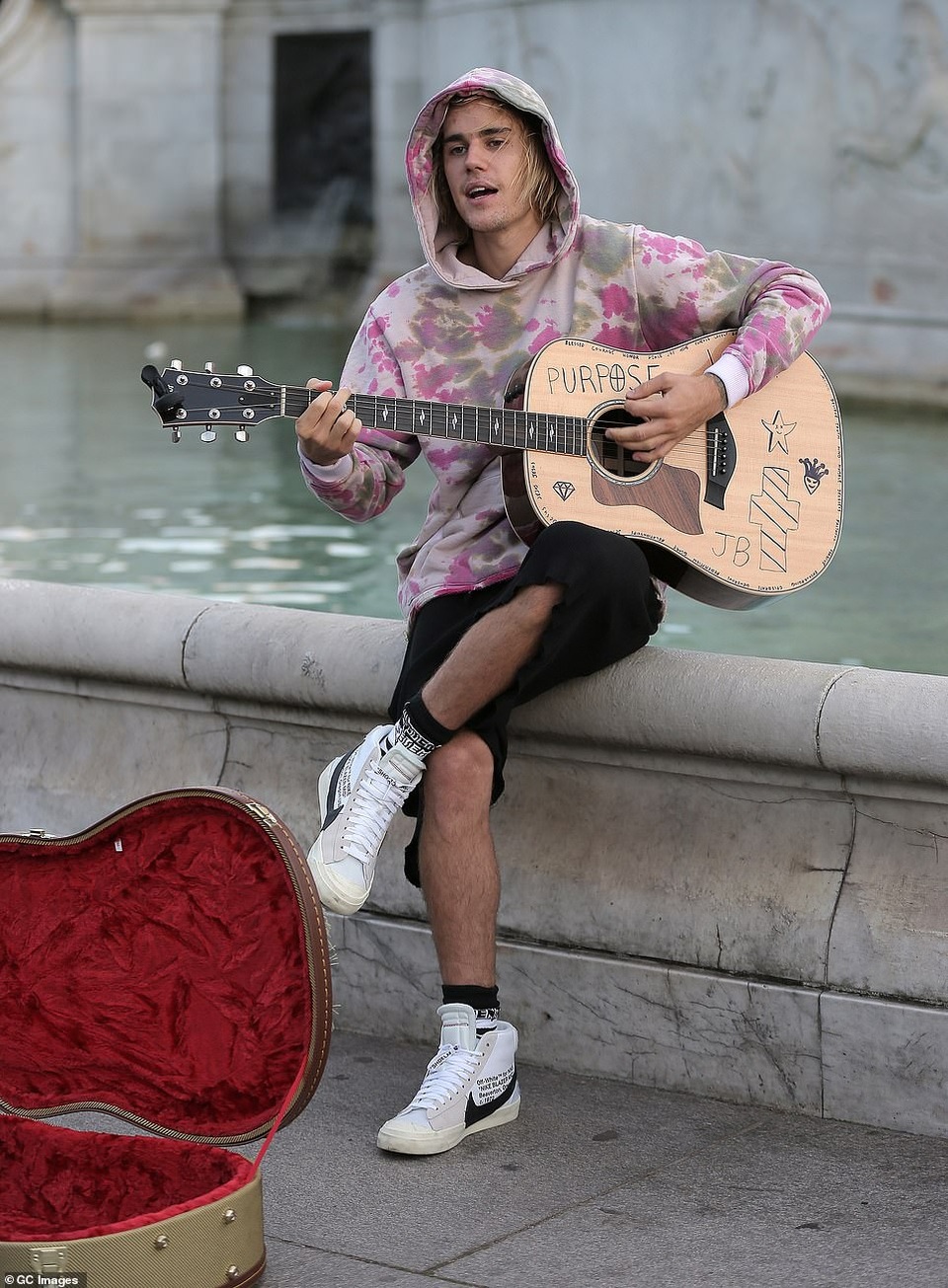 Justin Bieber hát tặng Hailey Baldwin trên phố - 4
Chàng ca sỹ 24 tuổi tỏ ra là người lãng mạn và rất cưng chiều bạn gái trẻ