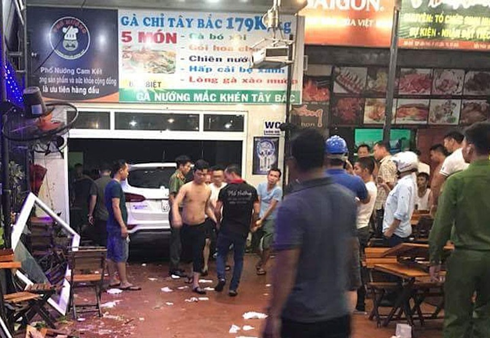 Nguyên nhân xe Santa Fe lao vào quán nhậu đâm 6 người nhập viện - 1 Hiện trường vụ tai nạn do tài xế đạp nhầm chân ga