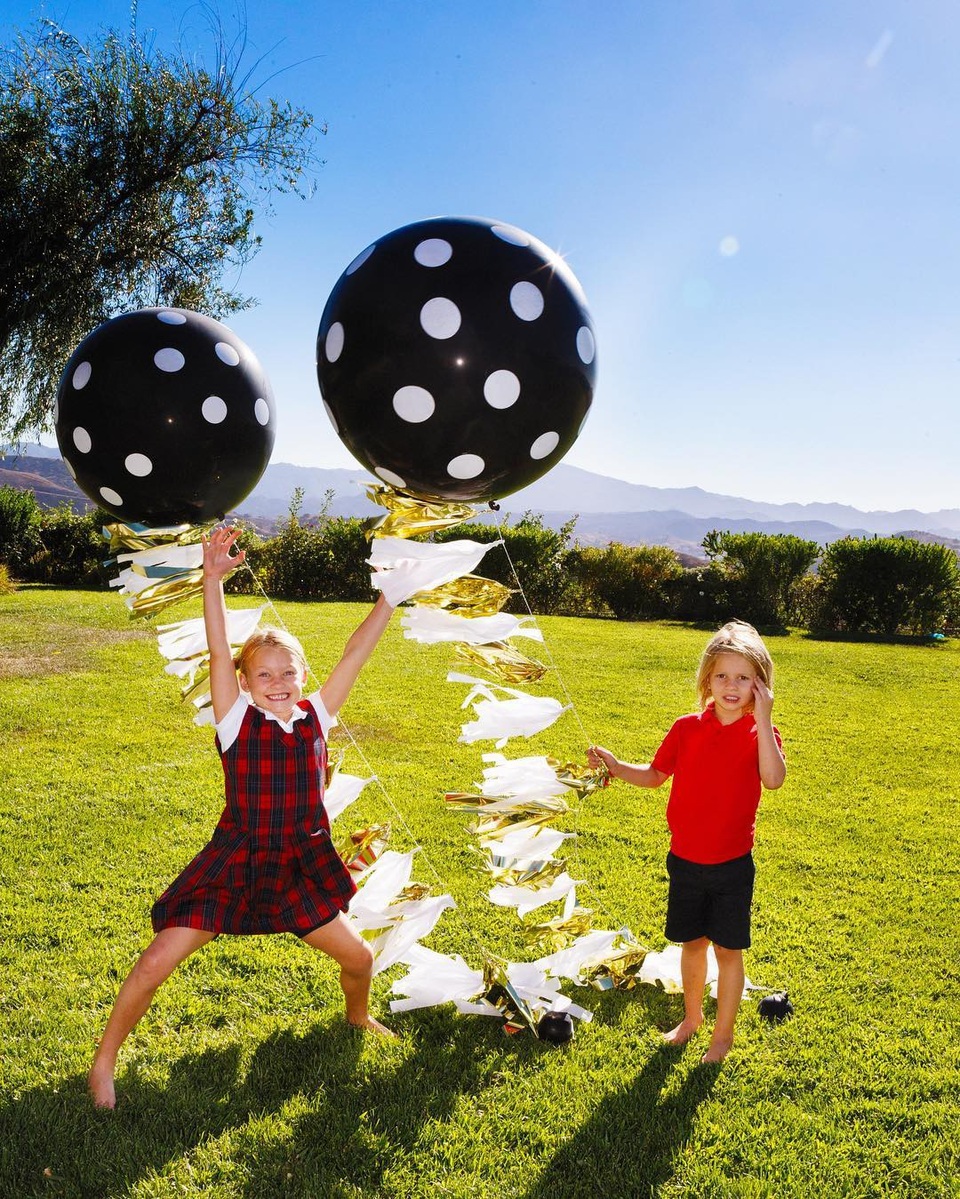 
Jessica Simpson thành công trong vai trò một nhà thiết kế thời trang. Cô và gia đình có cuộc sống xa hoa tại Mỹ.
