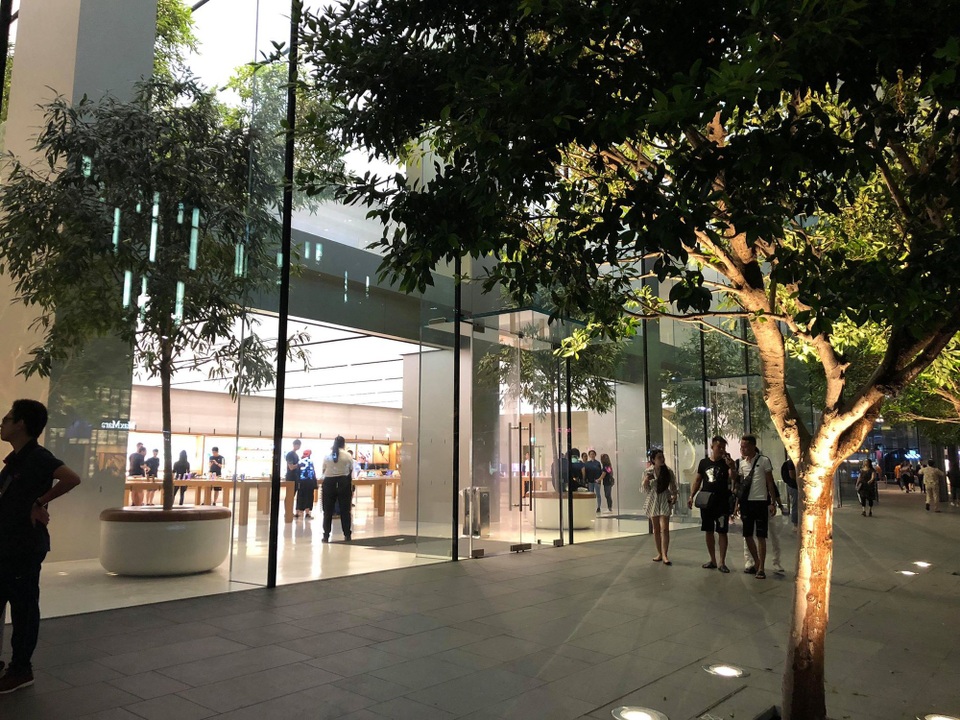 Dân buôn Việt ùn ùn kéo sang Singapore chờ xếp hàng mua iPhone mới - 4 Dân buôn Việt ùn ùn kéo sang Singapore chờ xếp hàng mua iPhone mới - 4