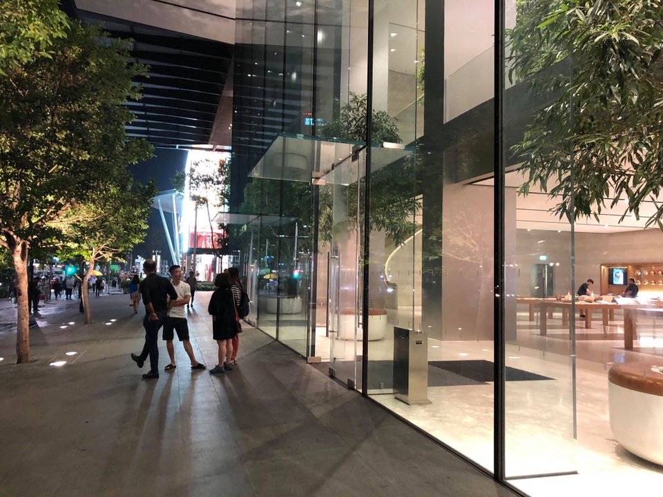 Dân buôn Việt ùn ùn kéo sang Singapore chờ xếp hàng mua iPhone mới - 5 Dân buôn Việt ùn ùn kéo sang Singapore chờ xếp hàng mua iPhone mới - 5