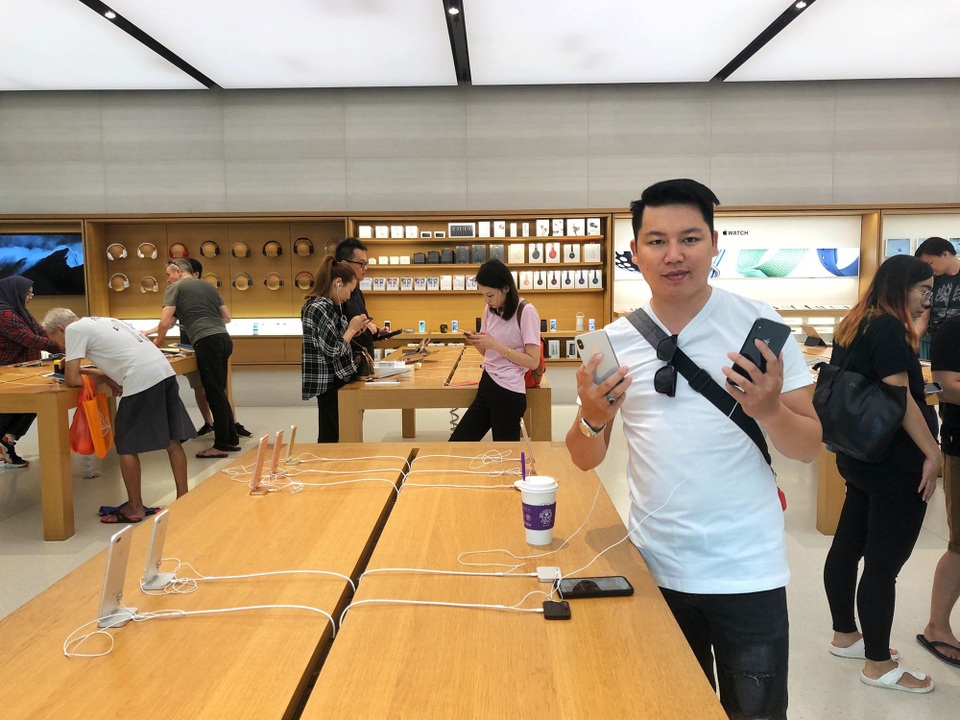 Dân buôn Việt ùn ùn kéo sang Singapore chờ xếp hàng mua iPhone mới - 3 Dân buôn Việt ùn ùn kéo sang Singapore chờ xếp hàng mua iPhone mới - 3