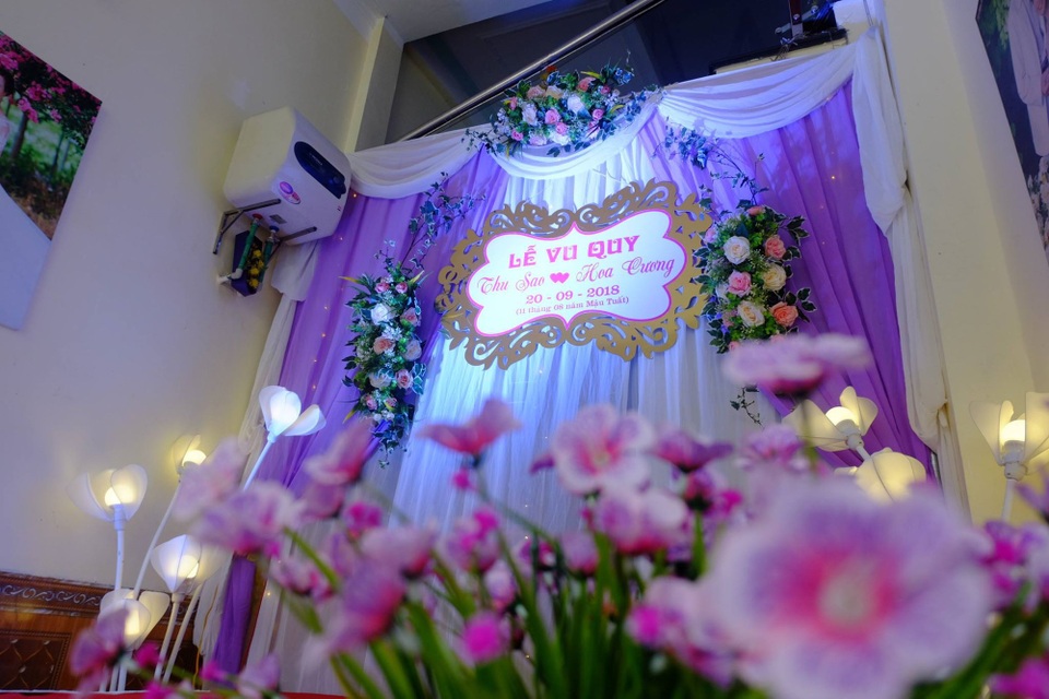 Khung cảnh đám cưới lãng mạn của cặp đôi vợ 61, chồng 26 tuổi ở Cao Bằng - 4
Bên trong căn nhà cũng được trang trí nổi bật, lãng mạn. Chia sẻ với PV, chị Thu Sao không giấu được xúc động cho biết, hiện giờ rất run, hồi hộp như lần đầu tiên lên xe hoa về nhà chồng. Đám cưới của chị được tổ chức đơn giản, đầm ấm với khách mời chủ yếu là bạn bè thân thiết, anh em họ hàng hai bên. Trong đó, tại nhà gái khoảng 20 mâm cỗ, còn nhà trai là gần 40 mâm.