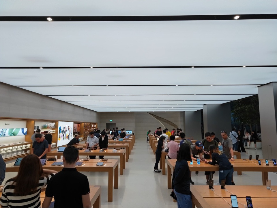 Dân buôn Việt ùn ùn kéo sang Singapore chờ xếp hàng mua iPhone mới - 1 Dân buôn Việt ùn ùn kéo sang Singapore chờ xếp hàng mua iPhone mới - 1