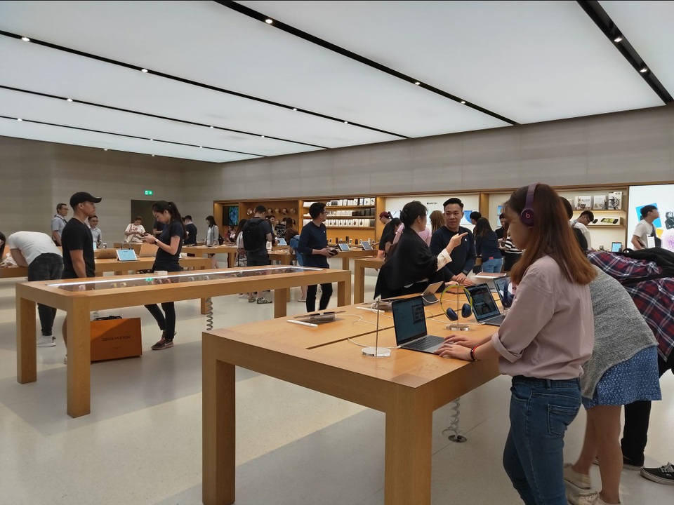 Dân buôn Việt ùn ùn kéo sang Singapore chờ xếp hàng mua iPhone mới - 6 Dân buôn Việt ùn ùn kéo sang Singapore chờ xếp hàng mua iPhone mới - 6