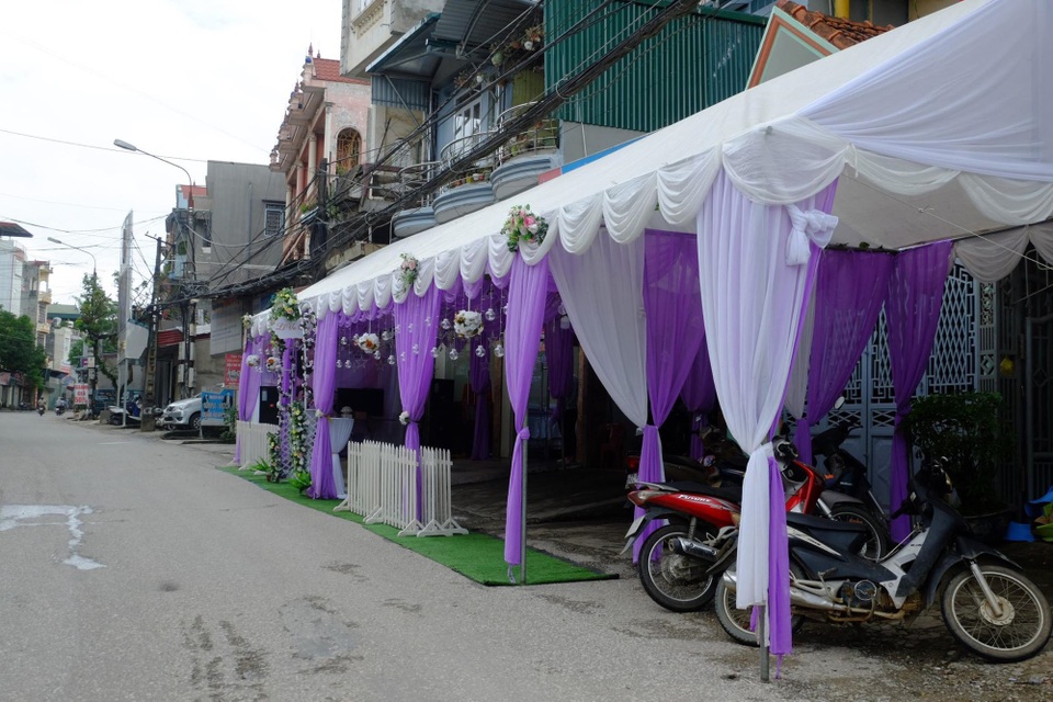 Khung cảnh đám cưới lãng mạn của cặp đôi vợ 61, chồng 26 tuổi ở Cao Bằng - 1 Câu chuyện tình yêu của chị Lê Thị Thu Sao (61 tuổi) và anh Triệu Hoa Cương (26 tuổi) ở Cao Bằng từng gây xôn xao dư luận, khi cô dâu hơn chú rể 35 tuổi. Bỏ qua những lời phán xét, đàm tiếu của dư luận về sự chênh lệch tuổi tác, mới đây cặp đôi đã quyết định tổ chức đám cưới, về chung một nhà.