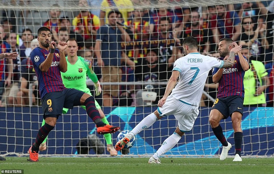 Barcelona 4-0 PSV Eindhoven: Cú hattrick của Messi - 9
PSV chưa phát huy được hiệu quả trong các tình huống phản công