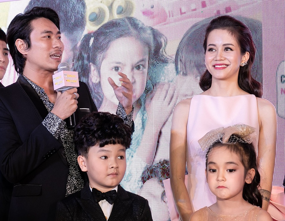 Thừa nhận đang “yêu nhau”, Kiều Minh Tuấn và An Nguy như "người xa lạ" khi ra mắt phim - 4 Khi chia sẻ về vai diễn, Kiều Minh Tuấn cho biết vai diễn khá giống với bản thân ngoài đời, An Nguy thì cho biết cô có nhiều kinh nghiệm làm mẹ khi tham gia phim, cô cũng không nhắc đến tên bạn diễn Kiều Minh Tuấn.