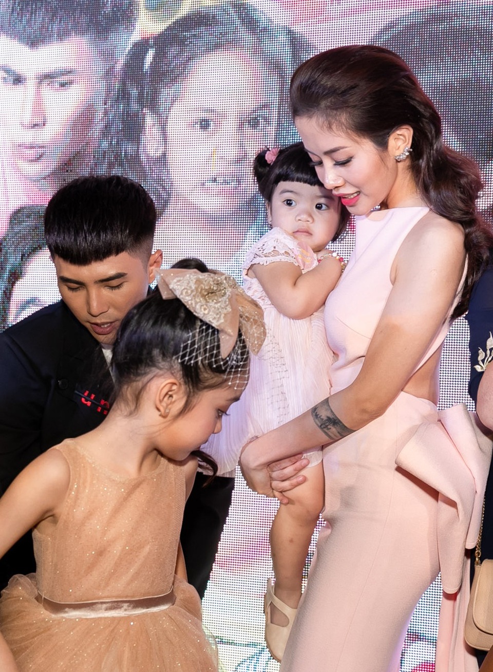 Thừa nhận đang “yêu nhau”, Kiều Minh Tuấn và An Nguy như "người xa lạ" khi ra mắt phim - 6 Nữ diễn viên bận rộn với các em nhỏ cũng là các diễn viên nhí trong phim