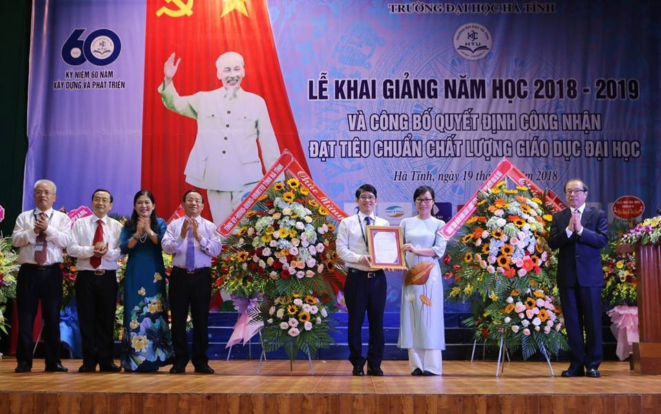 Đại học Hà Tĩnh được công nhận đạt chuẩn chất lượng giáo dục đại học - 1 Đại diện các ngành trao Giấy chứng nhận kiểm định chất lượng giáo dục đại học cho trường Đại học Hà Tĩnh