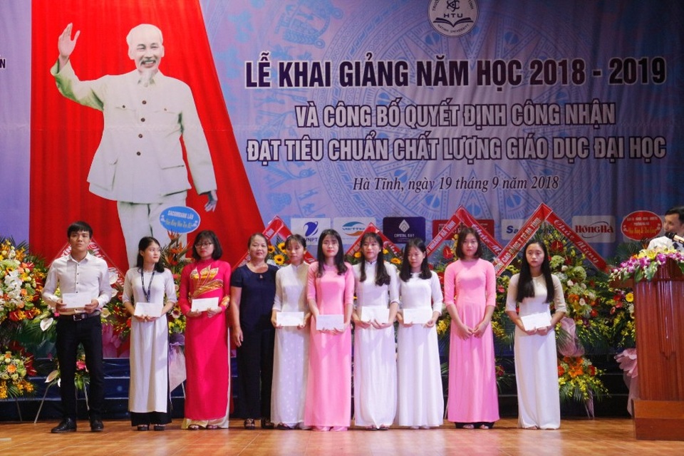 Đại học Hà Tĩnh được công nhận đạt chuẩn chất lượng giáo dục đại học - 2 Đại diện Hội Khuyến học Hà Tĩnh trao các suất quà cho các sinh viên