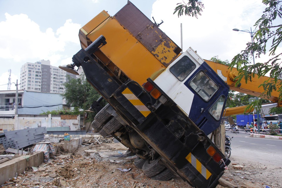 Cần cẩu dài 30m đổ ngang đường, nhiều người may mắn thoát chết - 1 Xe cần cẩu bị lật tại công trình
