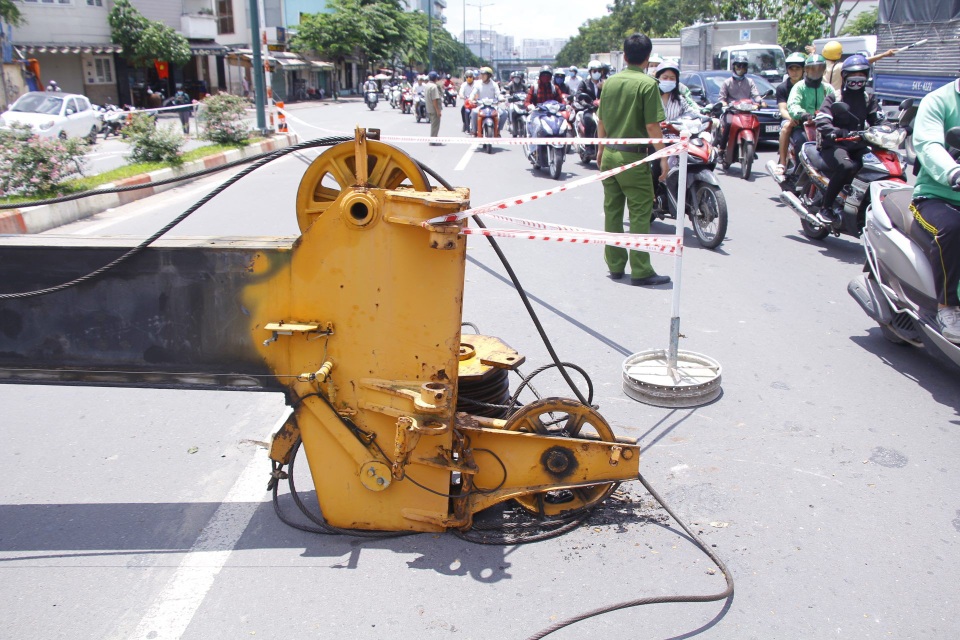 Cần cẩu dài 30m đổ ngang đường, nhiều người may mắn thoát chết - 2
Phần tay cần cẩu đập ngang đường, ở vị trí làn ô tô