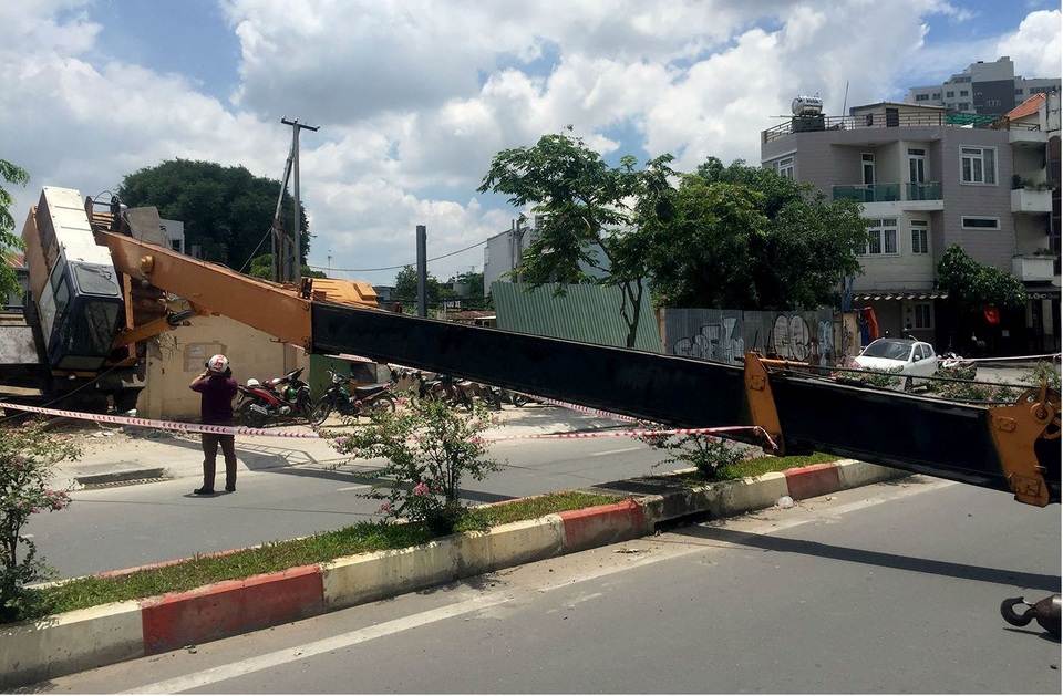 Cần cẩu dài 30m đổ ngang đường, nhiều người may mắn thoát chết - 3 Cần cẩu dài 30m đổ ngang đường, nhiều người may mắn thoát chết - 3