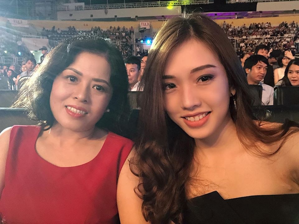 Chị gái giỏi giang, em trai "soái ca" của Á hậu Bùi Phương Nga, Thuý An - 2 Ngay trong đêm Chung kết, chị gái của Bùi Phương Nga đã xuất hiện trên hàng ghế khán giả cùng mẹ để cổ vũ cho em gái. Được biết cô tên Bùi An Vy. An Vy sở hữu gương mặt sáng với những đường nét xinh xắn không thua kém em gái.