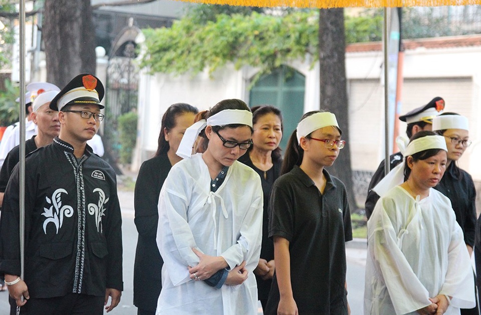 Gia đình lặng buồn trong phút cuối tiễn biệt người thân ra đi...