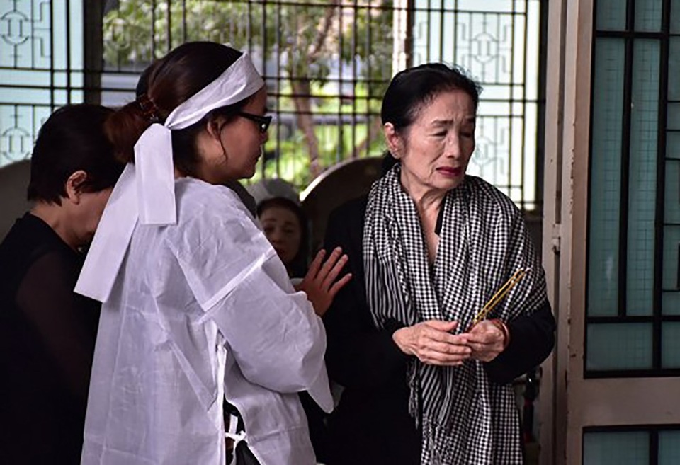 Tối ngày 18/9, nghệ sĩ Trà Giang cũng đến viếng và chia buồn cùng gia đình. Trong sổ tang gia đình, bà xúc động ghi dòng chia sẻ cuối cùng cho bạn diễn: “Thương quá, thương quá anh Đoàn Dũng ơi. Trà Giang luôn nhớ về anh – một người bạn chân thành, mỏng manh và mạnh mẽ. Yêu quý anh rất nhiều”.