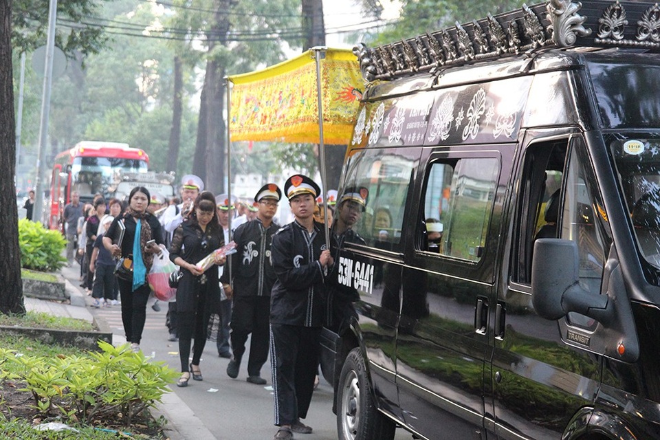 NSND Đoàn Dũng tên thật là Nguyễn Anh Dũng, sinh năm 1939 ở Hà Nội. Ông được nhà nước phong tặng các danh hiệu Nghệ sĩ Nhân dân năm 1997... Ông nguyên là Phó giám đốc nhà hát kịch Việt Nam, hiệu trưởng Đại học Sân khấu Điện ảnh TPHCM. Ông được biết đến trong sự nghiệp diễn xuất với những vai diễn xuất sắc trong các vở kịch: Một đêm giông tố, Đêm đen, Nhân chứng và lịch sử, Người cha thô bạo, Người cầm súng, Những bông hoa anh túc... Ngoài sân khấu, ông còn đóng các phim, như: Biển lửa, Rừng O Thắm, Anh hùng áo nâu, Bức tường không xây, Ngõ hẹp, Vĩ tuyến 17 ngày và đêm...