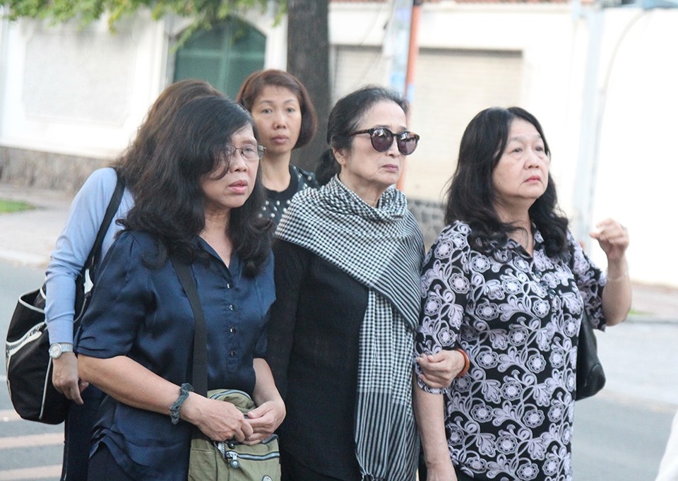 NSND Trà Giang hòa vào dòng người tiễn đưa người anh, người đồng nghiệp thân thương ra đi sáng nay