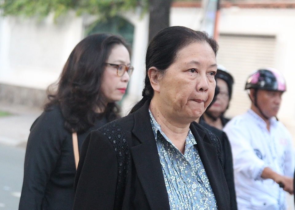 Những giọt nước mắt xúc động và lặng lẽ của đồng nghiệp trong phút cuối tiễn biệt nghệ sĩ nhân dân Đoàn Dũng về với nơi an nghỉ.