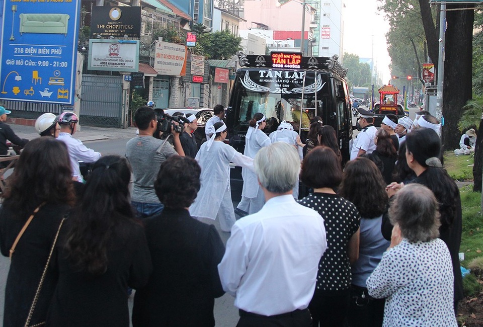 Đông đảo người thân, đồng nghiệp đã có mặt trong tang lễ nghệ sĩ Đoàn Dũng sáng nay... Dòng người lặng lẽ, buồn bã trước sự mất mát to lớn này.