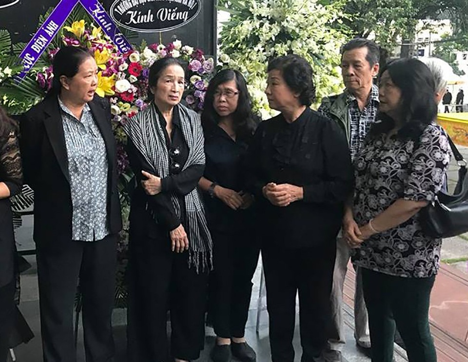 NSND Trà Giang có mặt từ rất sớm, bà cùng đồng nghiệp đến tiễn đưa nghệ sĩ Đoàn Dũng về nơi an nghỉ cuối cùng.