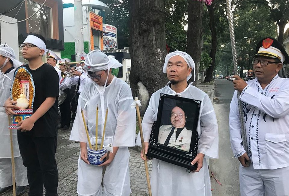 Gia đình đau lòng, xúc động trong những phút cuối tiễn đưa NSND Đoàn Dũng về với đất mẹ. Lúc sinh thời ông đã cống hiến hết mình cho nền nghệ thuật điện ảnh nước nhà.