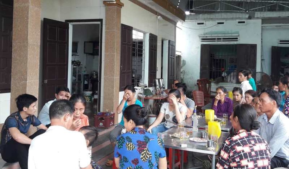 Xót thương cháu bé mất cả mẹ và anh trai trong chuyến du lịch Đà Nẵng - 2
Rất đông bà con, láng giềng... đến chia buồn cùng gia đình.