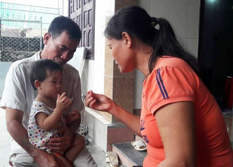 Xót thương cháu bé mất cả mẹ và anh trai trong chuyến du lịch Đà Nẵng - 3
Người thân xót thương bé Bảo Châu phút chốc mất cả mẹ và anh trai.
