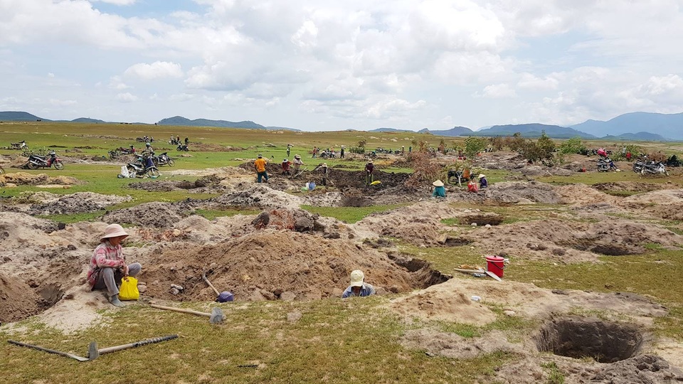 Truy quét toàn bộ người dân đào bới tìm đá “lạ” ở Phú Yên - 1 Nếu người dân tiếp tục khai thác đá lạ, tỉnh Phú Yên sẽ có phương án truy quét toàn bộ