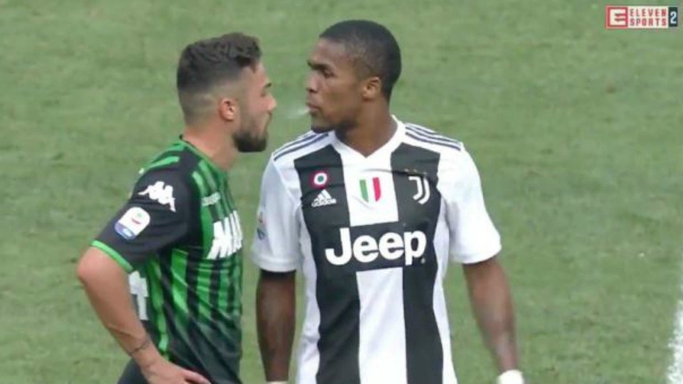 
Hành vi phi thể thao của Douglas Costa với cầu thủ Sassuolo
